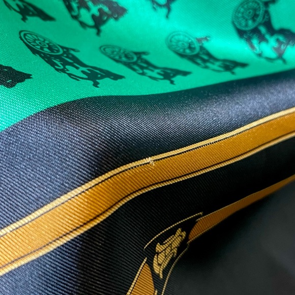 Vintage Green Silk Scarf w/ Horse & Gig Carriage Silhouette Navy & Gold Border - Picture 5 of 11